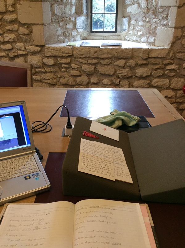 ケンブリッジ大学セント・ジョンズ・カレッジの敷地内にあるSchool of Pythagorusで資料調査を行ったときの様子です。このときは、マーシャルが学生時代に取り組んでいたカレッジ漕艇部の記録を調べました。