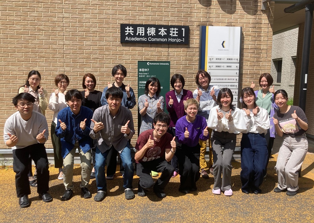 所属する研究室のメンバーです。他大学から研究のために出向してきている学生もいます。