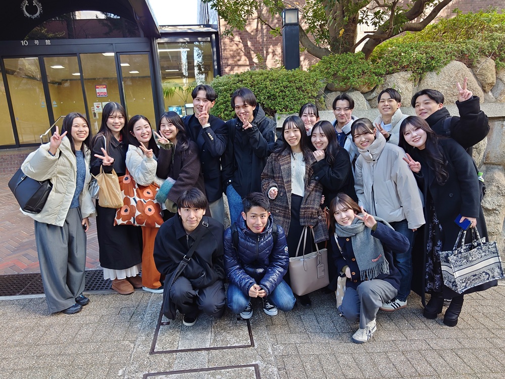 「4大学合同ゼミ研究発表会」に参加した際の写真です。学部・大学を飛び出して、他大学のゼミとの研究発表会を実施し、お互いに学び合う活動を続けています。昨年は「ダークヒーローのリーダーシップ」「フィクサーリーダーシップの探究」というテーマで発表し、好評を得ました。ゼミの研究テーマは「学びのコミュニティ」ですが、このゼミ自体がそれになっています。研究的にも教育的にも、「おもしろくて、ためになる」ゼミを目指してがんばっています。