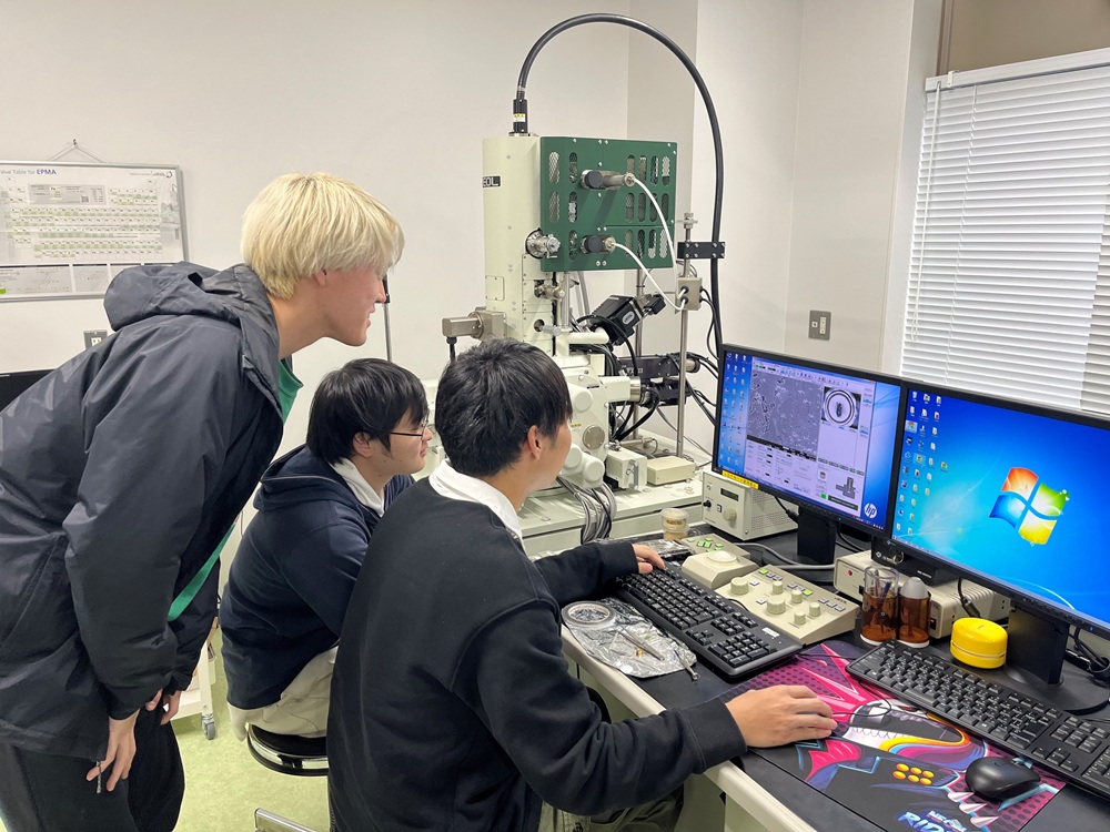 金属の組織を電子顕微鏡で観察している様子です。このように普段から学生同士で研究内容について話したり、議論したりしています。悪い結果が出てしまったときはみんなで改善点を探し、いい結果が得られたときはみんなで喜びます。