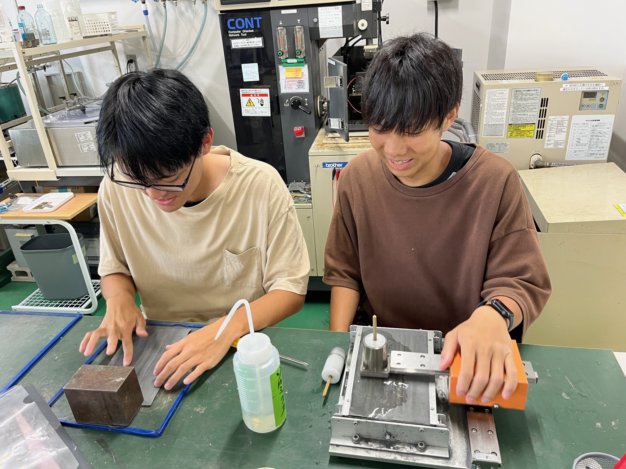 金属の性質を知るためにはまず金属をきれいに研磨する作業がとても大事です。この写真のように、学生たちは研究室で地道に経験を積むことで、素晴らしい金属研磨職人になっていきます。