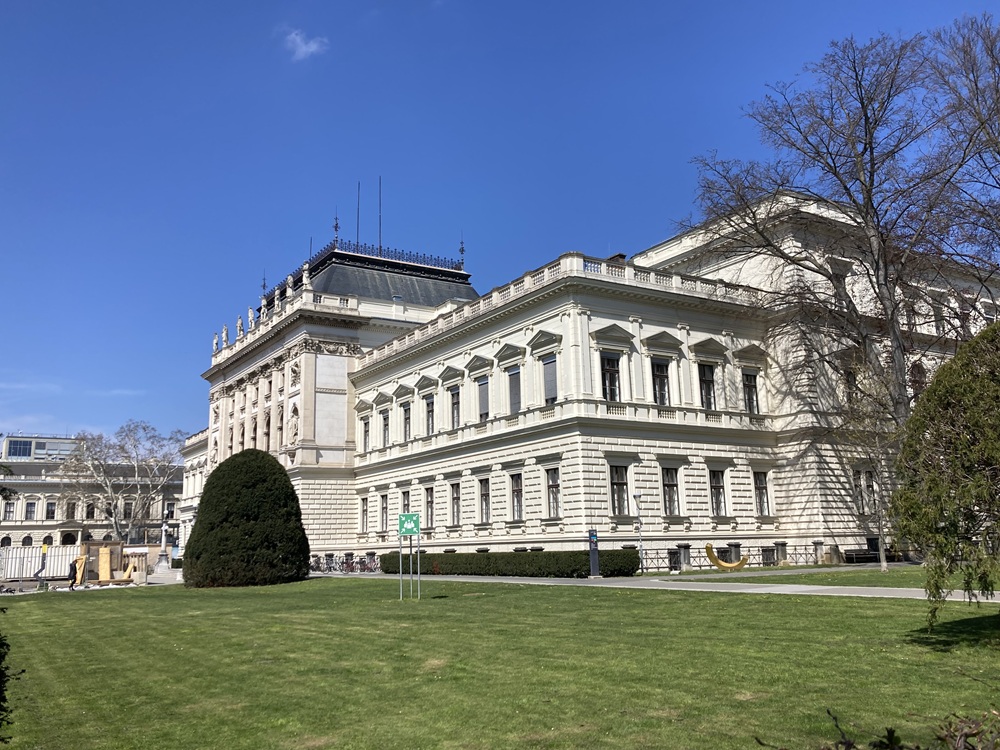 2025年度、在外研究の拠点としているグラーツ大学の本館です。