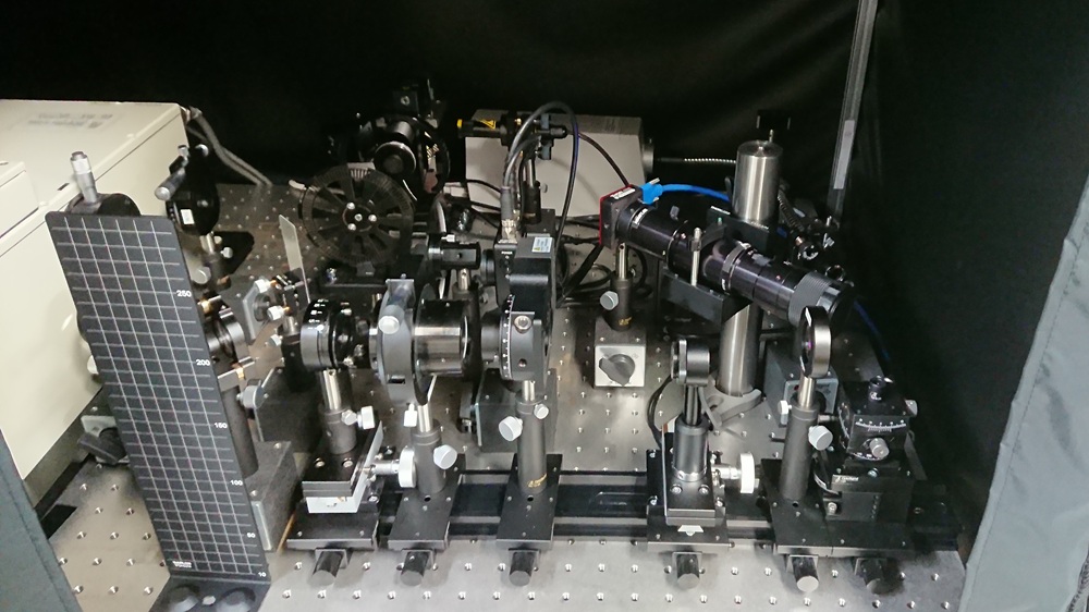 光電流を測定する装置です。自分で光学素子を組み合わせて組みたてました。