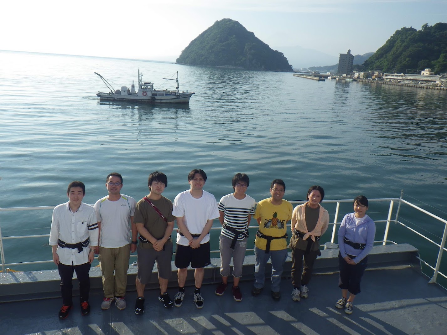 静岡県沼津で水中音響通信の実験を行った際の一コマです。私たちが立っているのは海上に設置された試験バージで、奥に見えるのが計測船です。この2点間で超音波を用いて通信を行い、移動しながらディジタルデータを伝送するという実験を実施しました。実験は研究室のメンバー全員で協力して行い、苦労も多くありましたが、今では良い思い出となっています。