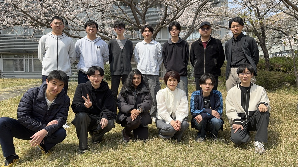 新入生とともにすずかけ台キャンパスで撮影しました