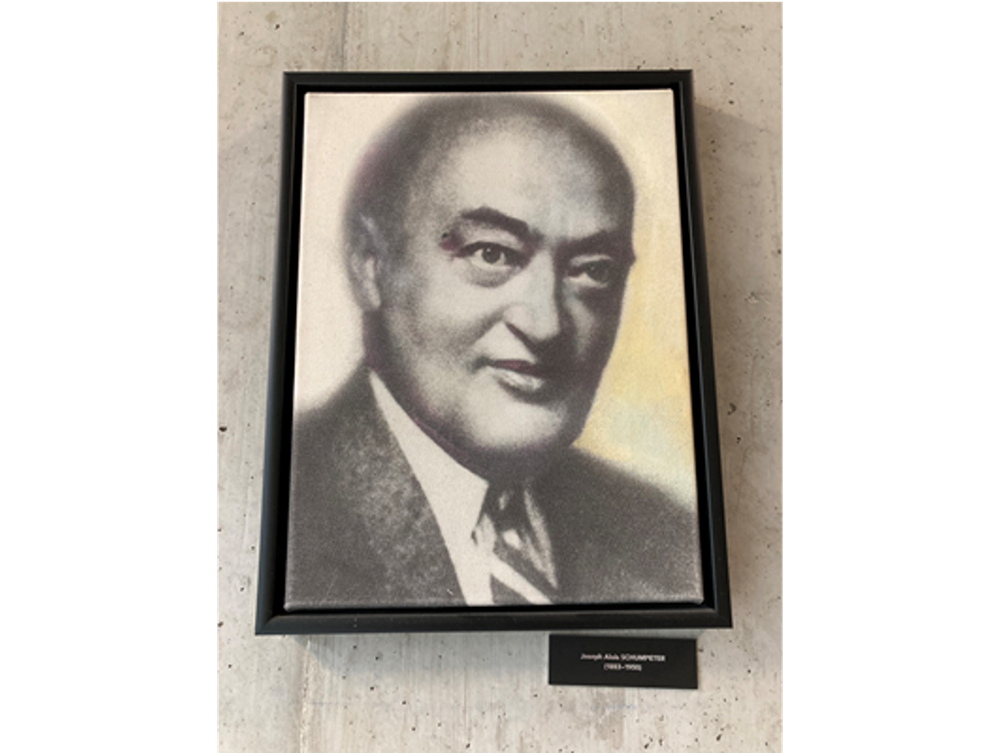 グラーツ大学の建物内の階段には、歴代の著名な教授の写真が飾ってあるのですが、もちろんシュンペーターもあります。