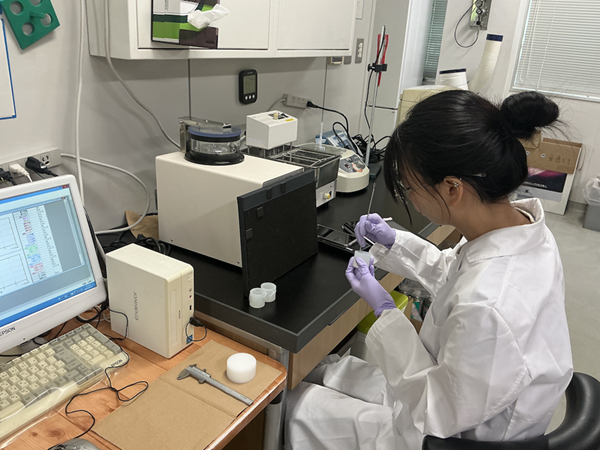 タイの留学生が材料の強さを測定している様子