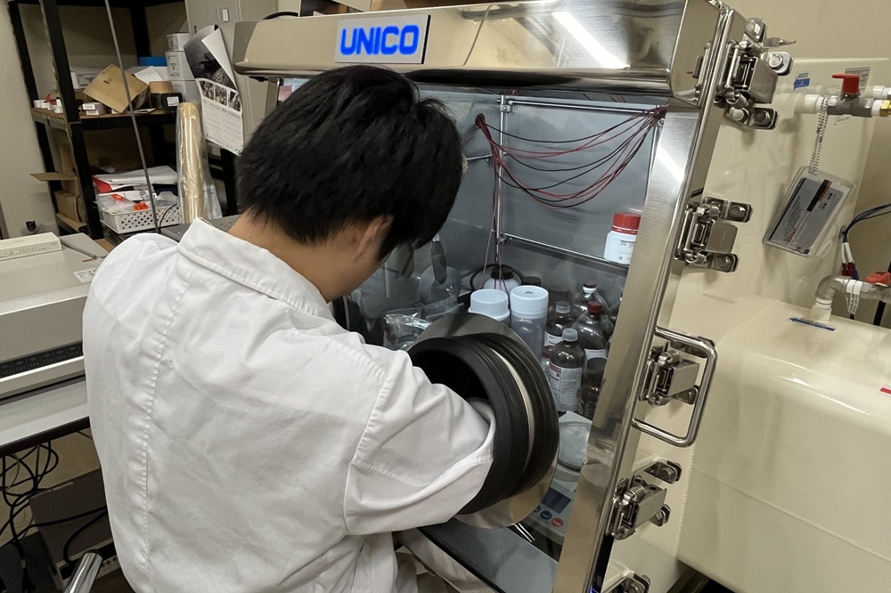 電池の性能評価のためのデバイス調整を、アルゴン雰囲気下に調整したグローブボックス内で行っています。
