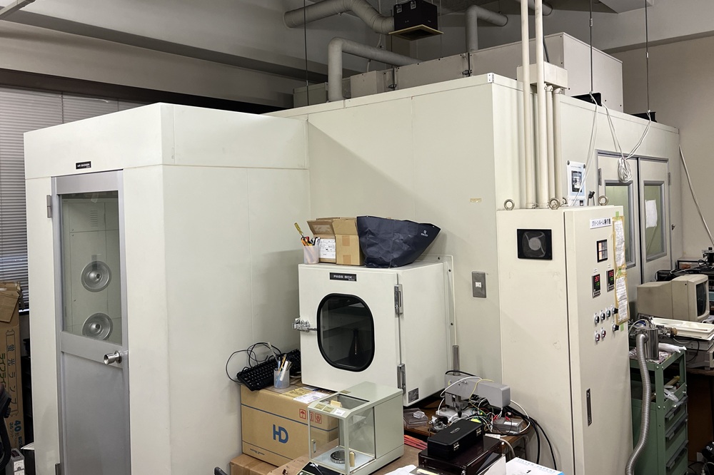 実験内容によっては、クリーンルーム内での実験を行います。