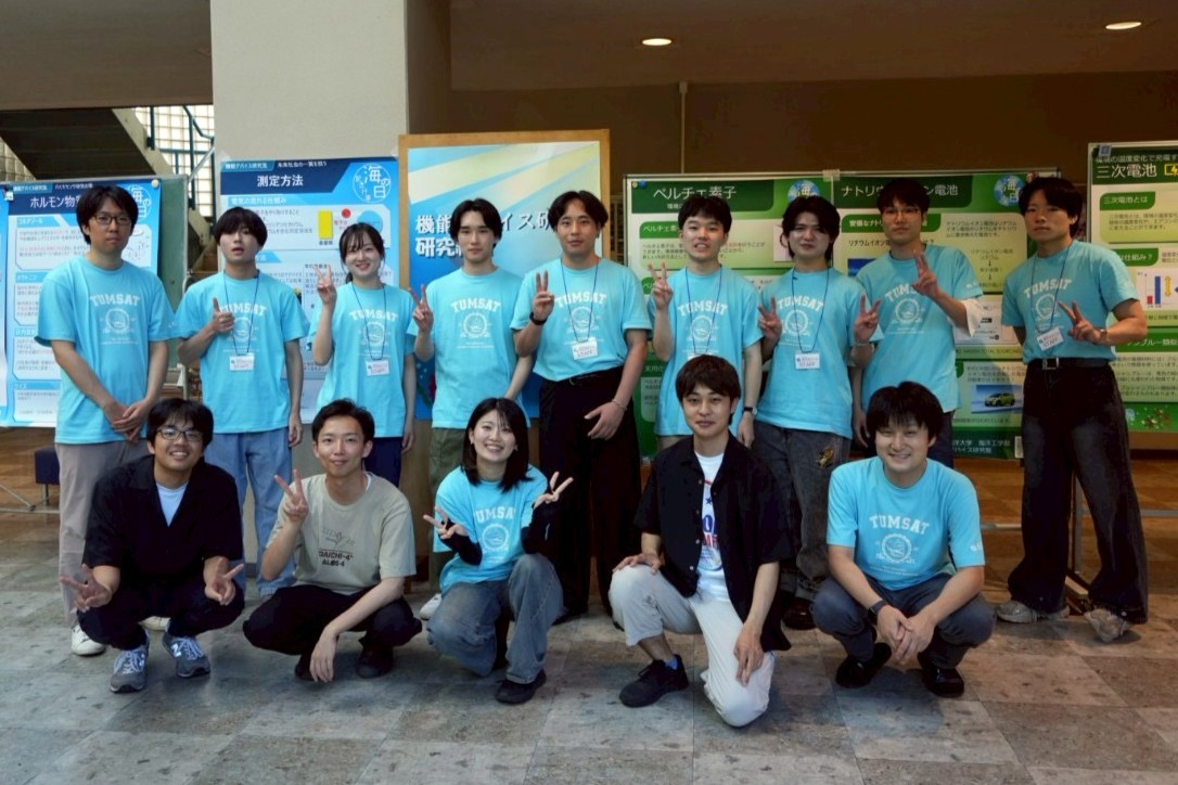 東京海洋大学では毎年海の日に記念行事を実施しています。研究室では海の日に研究内容の紹介としてポスター展示しています。写真は、研究室の学生・OBらとの集合写真です。