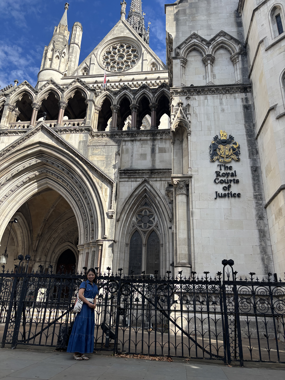 Royal Court of Justice（イングランド・ウェールズの最高裁判所）前で