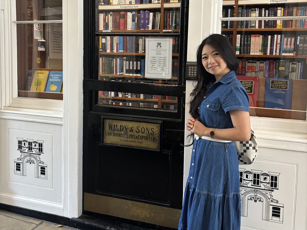 ロンドン　法律専門書店にて資料収集