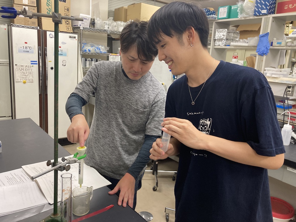 タンパク質は樹脂を使って精製します。相談しながら実験を進めます。