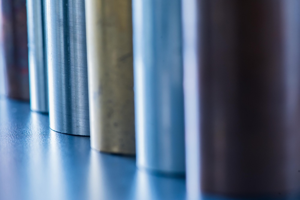 周りを見渡せば、いろいろな金属材料が使われています。「どうしてここ部品にはこの金属が使われているんだろう？」「この材料はどこで作られたんだろう？」と考えると、科学と生活を結び付ける工学が身近に感じられてくると思います。