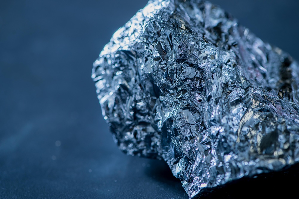 これは半導体の原料となるケイ素です。珪石という石から還元された状態なので、金属のようにも見えますね。パソコンの CPU やソーラーパネルの原料となります。