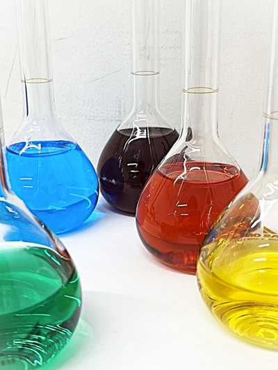 金属イオンが溶けている水溶液です。銅とニッケルが溶けているのはどれでしょう？