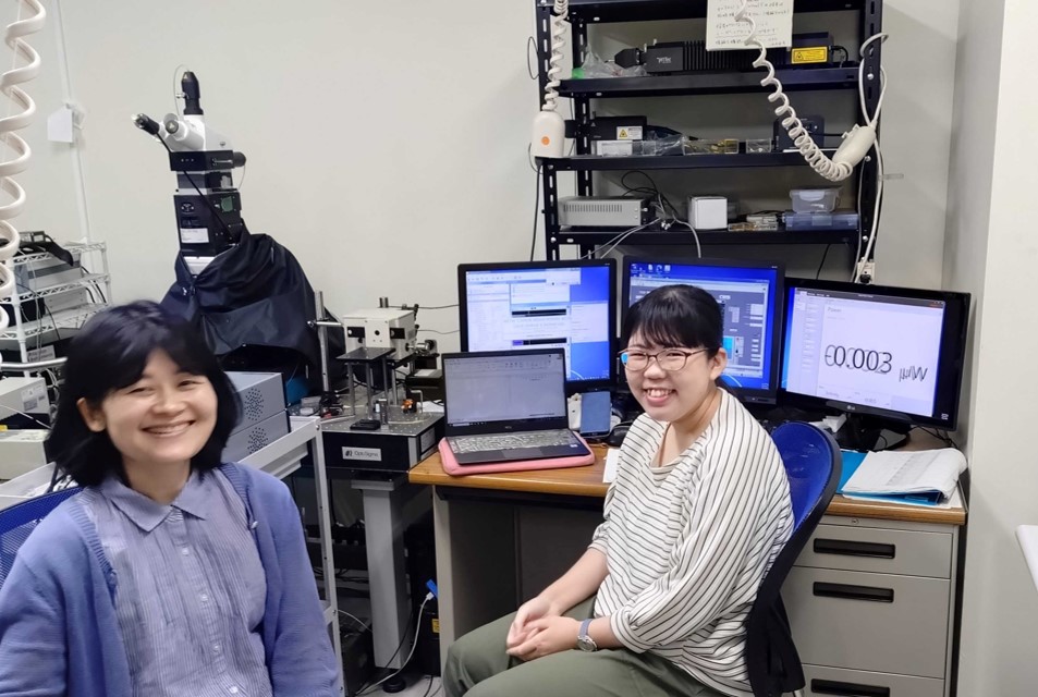 学生と議論しながら楽しく実験を行っています。