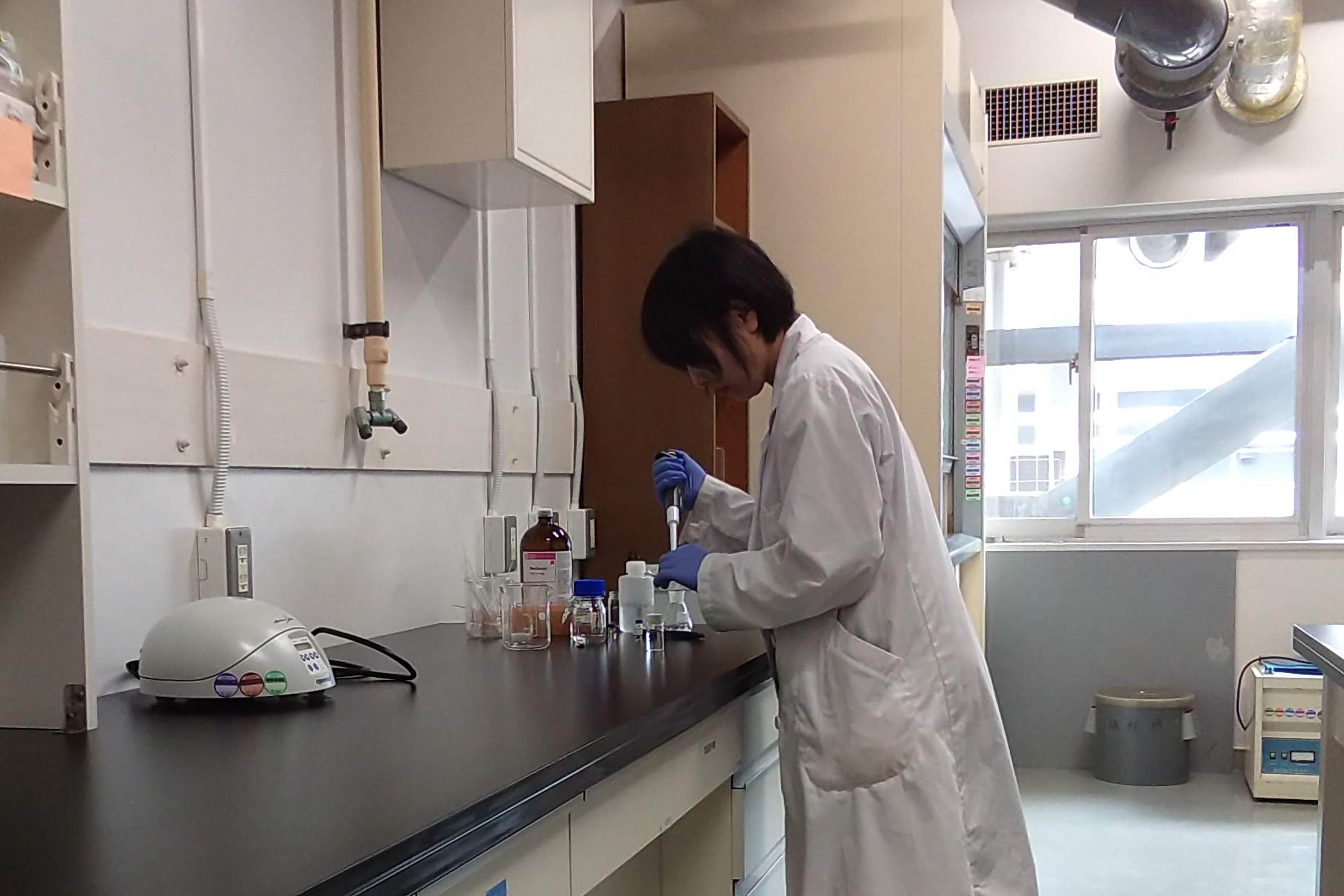 模擬実験の試料を回収している様子