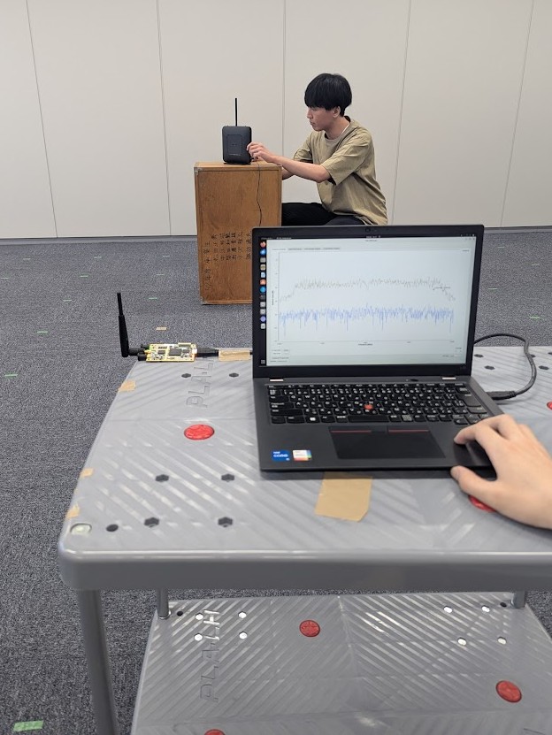 電波の強度を測る実験の様子