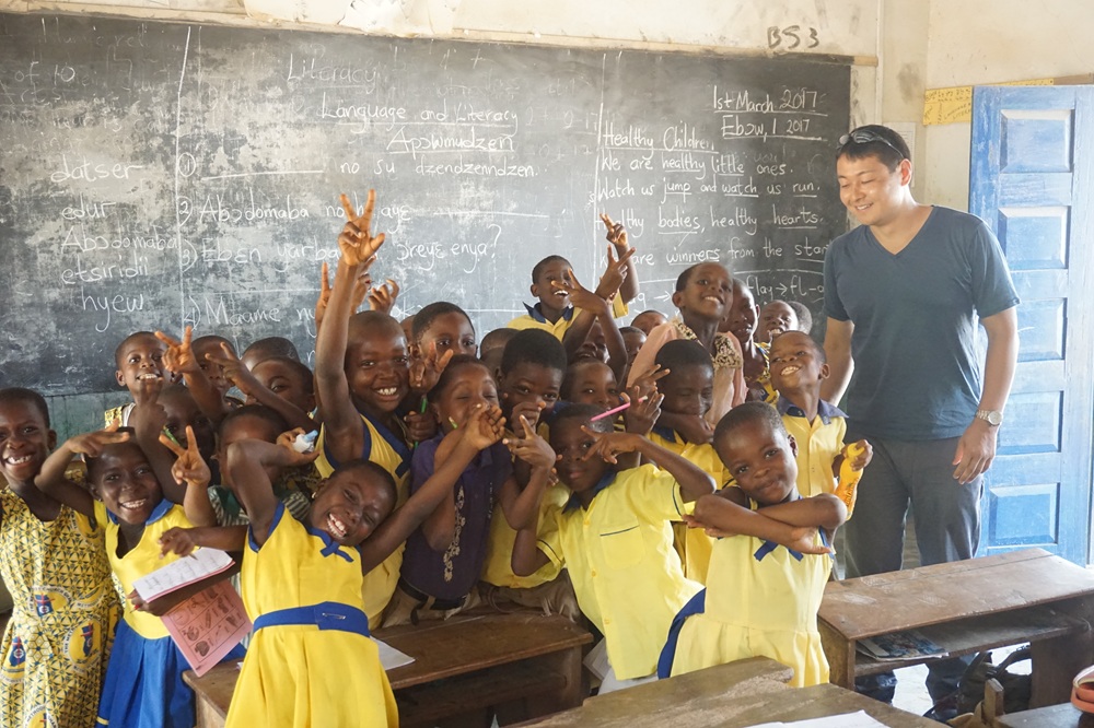 外国語学部にいると、いろいろな国に興味を持ち、また訪れる機会があります。写真は、ガーナ（アフリカ）のケープ・コースト（Cape Coast）大学を訪れた際、近くの小学校に寄った時の様子。