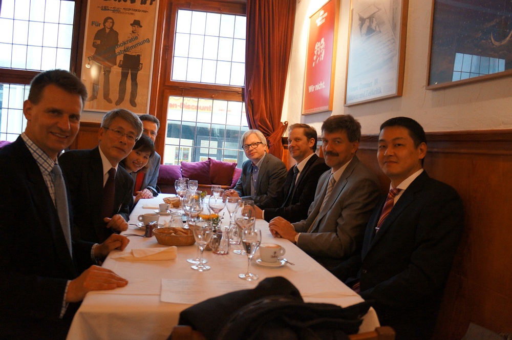 ドイツのテュービンゲン大学と本学の間で、学生交換留学のための協定を締結した後の食事会の様子。左手前は、私の留学時代の指導教授であるネッテスハイム先生。