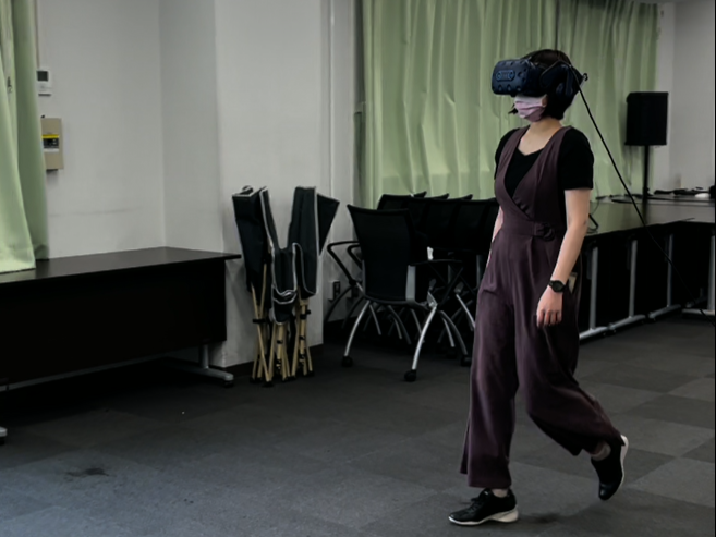 バーチャルリアリティの歩行実験の様子です。自分が動くと、あたかも自分が仮想空間の中を動いているかのように、周りの光景も移り変わります。これは短い距離の移動（横断歩道での横断）ですが、長い距離を動く時はコントローラなども使えます。