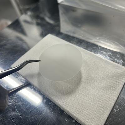 窒化ガリウムウェハ。このウェハの上に厚さ数十ナノメートルの薄膜を積み重ねていきます。