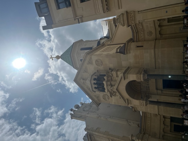 パリ市内のアルメニア正教会。アルメニア系フランス人が集う憩いの場。