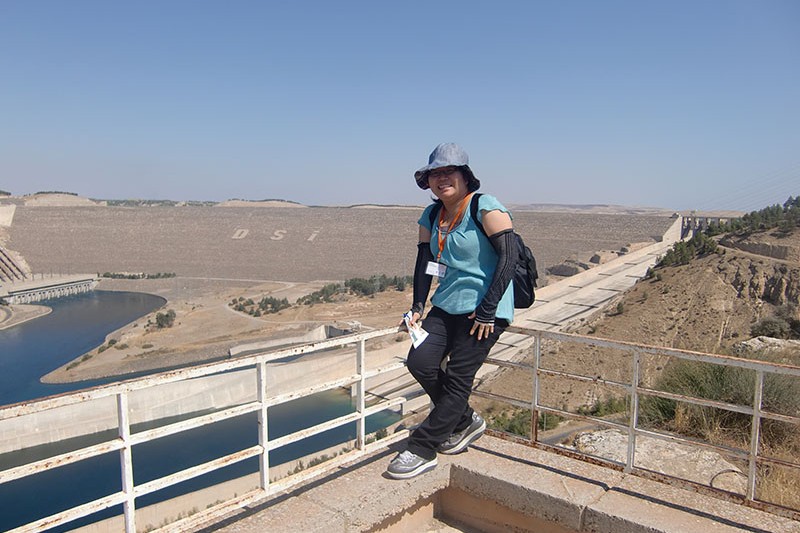 トルコにてアタチュルクダム（アドゥヤマン）を見学した際の写真。塩類集積に関する研究構想は、トルコ・イスタンブール～アドゥヤマン～シリア国境近くのハッラーンの灌漑地を見学したことから始まりました。