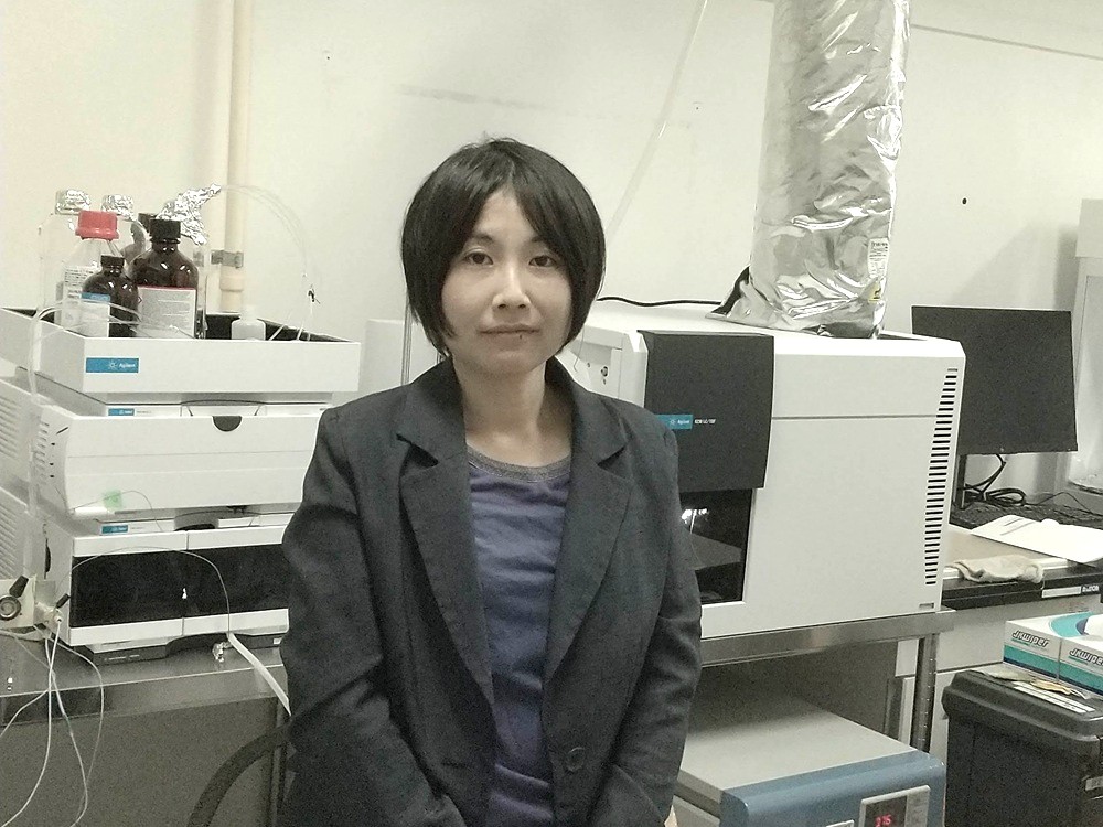 隕石有機物の化学分析を行うために使用している質量分析装置の前で