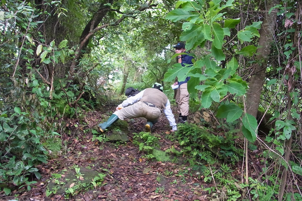 チンパンジーの排便姿勢のまねをする私＠タンザニア連合共和国・マハレ山塊国立公園