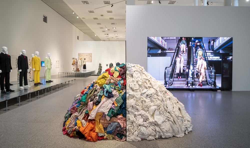 美術館にて開催されるファッションの展覧会もいくつか企画・担当しています。こちらはドイツ・ボンにあるドイツ連邦共和国美術展示館（Bundeskunsthalle）にて開かれた「ドレス・コード？──着る人たちのゲーム」展の会場風景です。