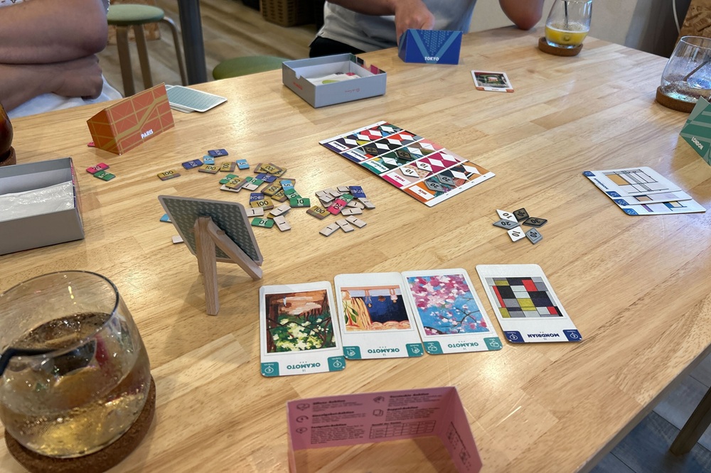 社会科学エンタメ化計画の一環として、ゼミ生とボードゲーム屋さんで美術品の値付けカードゲームを遊びました。