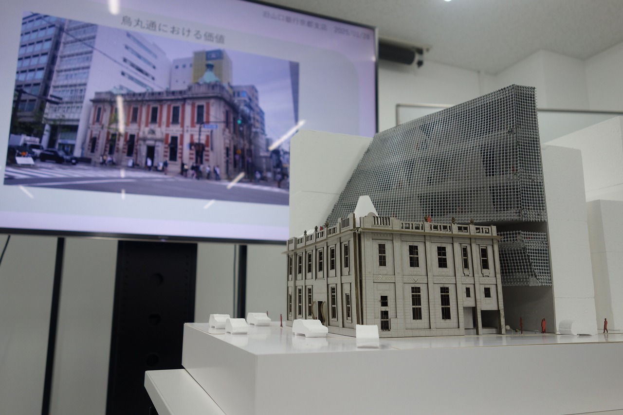 京都工芸繊維大学では、2015年より、大学院修士課程に「建築都市保存再生学コース」を設置し、教育に取り組んでいます。歴史的建築物の活用や改修、リノベーションの設計者などの養成を目的とした、学生向けとしては日本で初めての専門的な講座です。学生は、1年間かけて、歴史的建築物の調査や、活用、改修、リノベーションのための理念や方法を学びます。歴史的建築物の保存や活用のための理念や方法、マネジメント、構造、技術、法規、デザインなどをテーマとする「特別講義」と、京都市内の実際の近代建築を選び、チームに分かれて改修設計を行う「プロジェクト」から成っています。写真は、1916年に建設された旧山口銀行京都支店を対象とした、ある学生チームの改修設計の模型です。
