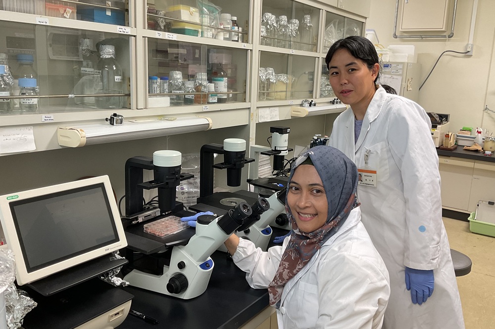 研究室では日本人の学生だけでなく、インドネシアからの留学生もおり楽しくウイルスの研究を行っています。