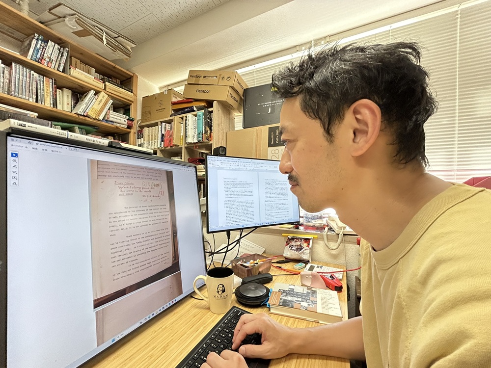 研究室で、英国の議会資料室（Parliamentary Archives）で撮影してきた原資料（国際関係史の研究なら、政治家や外交官、軍人などの当事者が作成した文書）を読んでいます。各国の代表的な資料館（archives）に保存されている資料は大量なので、多くの研究者はこのようにデジカメやスマホで写真にとり、研究室で読みます。