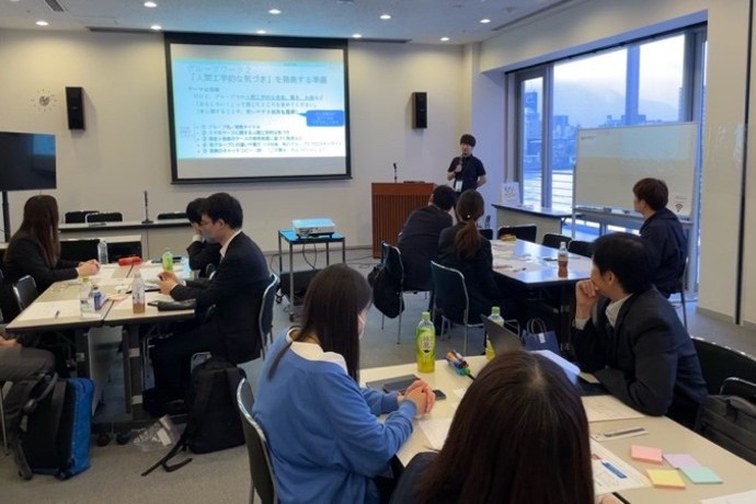 人間工学のワークショップの様子（日本人間工学会2025）。理論と実践を繋げるにはどうしたらいいか、ワールドカフェ形式で議論しています。