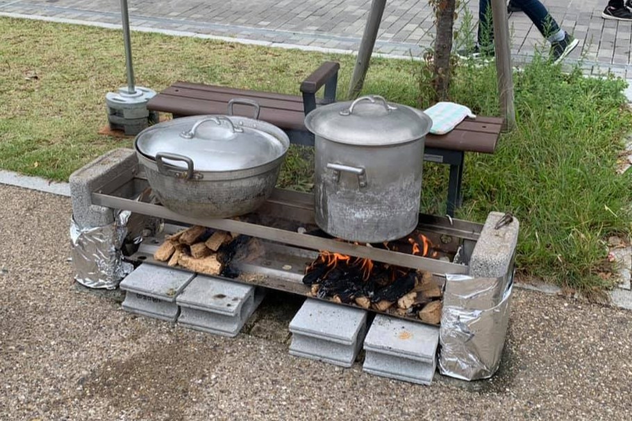 かまどベンチの写真です。普段は公園のベンチですが、災害時にはかまどとして使うことができます。このように、皆さんの住んでいるさまざまな場所も、災害時には有効に活用されます。身の回りでも、どのように活用できるか調べてみるとよいでしょう。