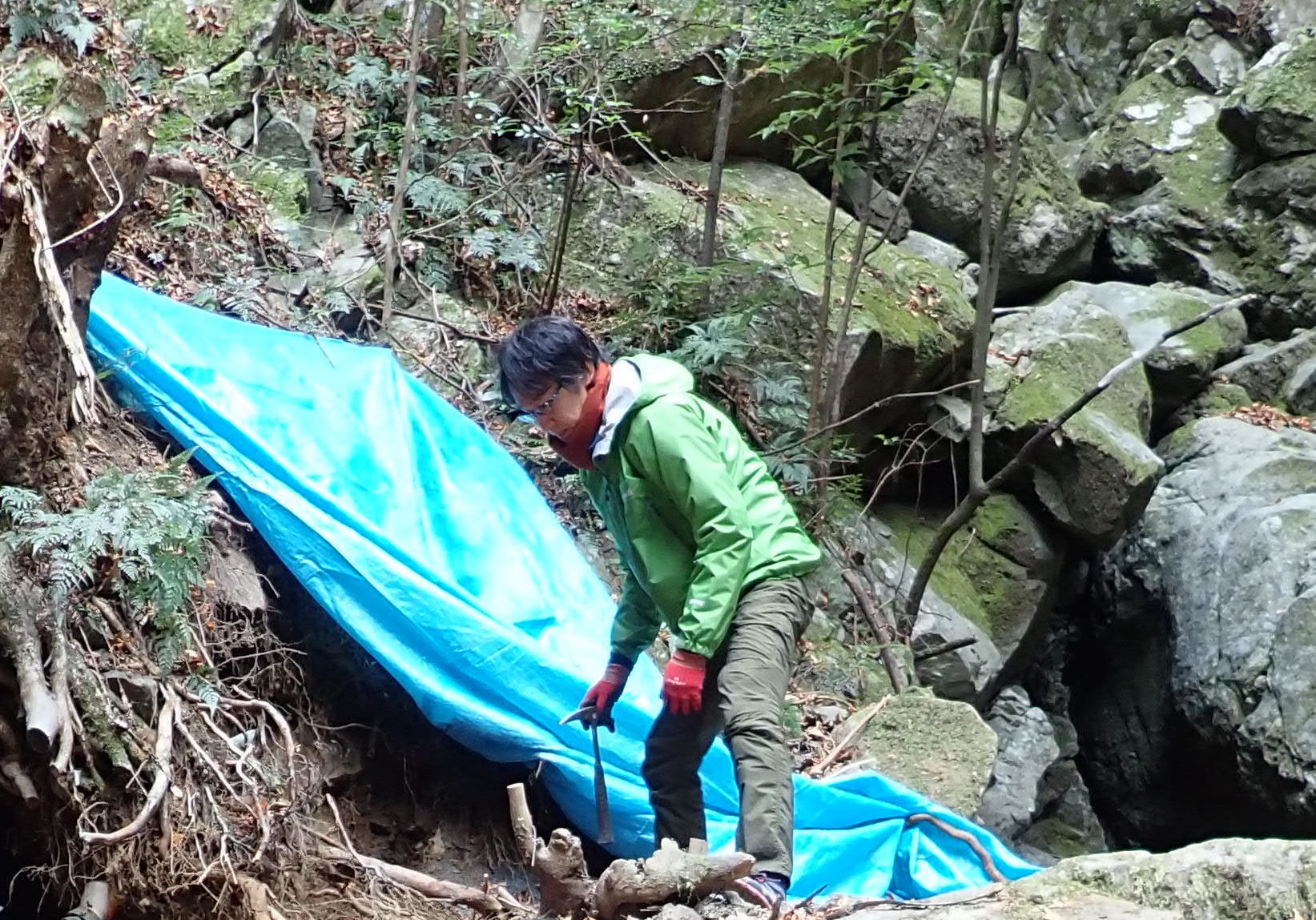 発掘現場での様子。化石の研究はやはり発掘から始まります。