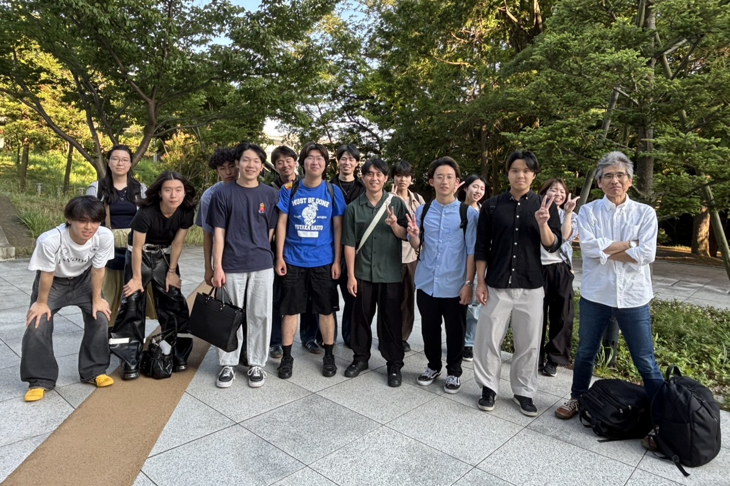 他大学のゼミとの学術交流会を終えた後の記念写真（東京都日野市）。地方財政を専攻する他大学のゼミ生と、お互いの研究テーマを報告して意見交換を行いました。報告の後でそれぞれのゼミ生を４～５名の小グループに分け、就活の状況や将来の志望などを話し合いました。他大学で学ぶ学生と交流する機会を持っています。