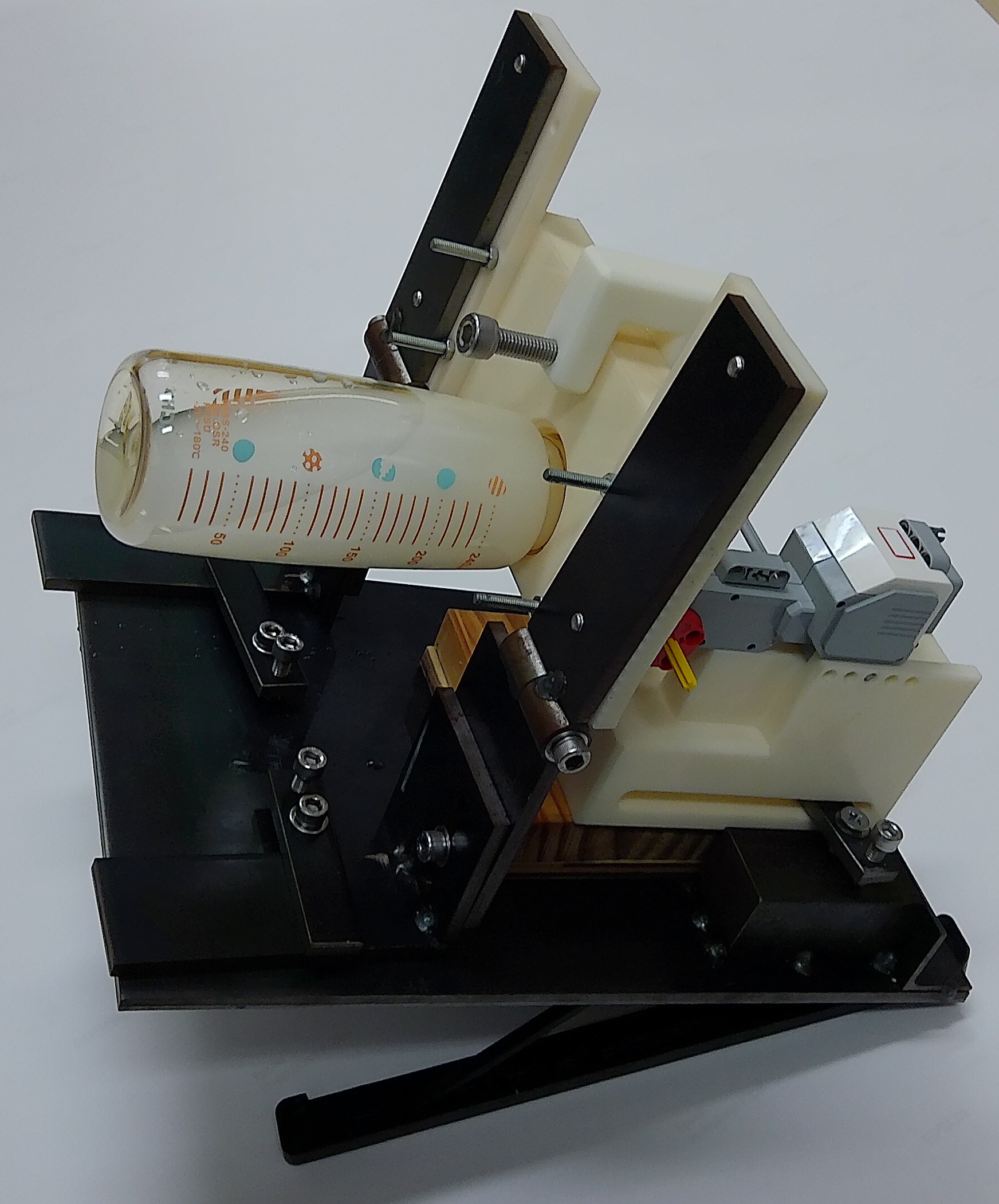 哺乳瓶を用いたミルク流量計測の様子