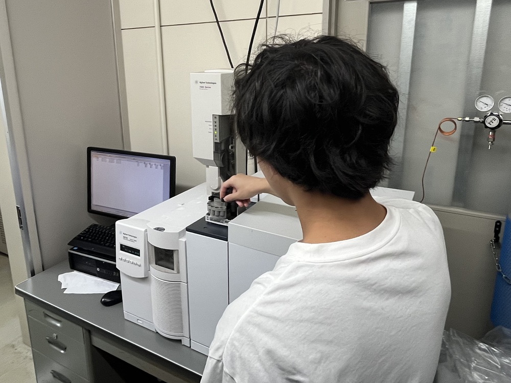研究室で使用しているGC-MS装置。サンプルの中にどんな有機化合物が含まれているかの情報がわかるため、新規分子変換の有無をすぐに調べることが可能です。化合物ライブラリーという過去のデータベースと比較できるのも特徴です。