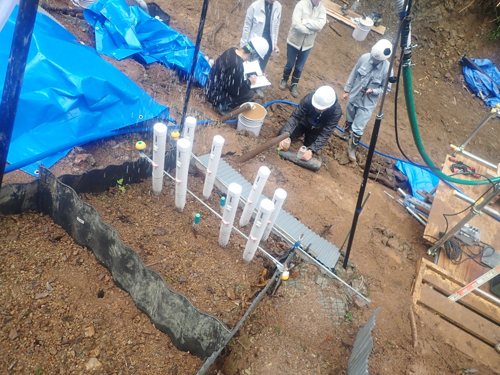 簡便工設置斜面での人工降雨実験の様子