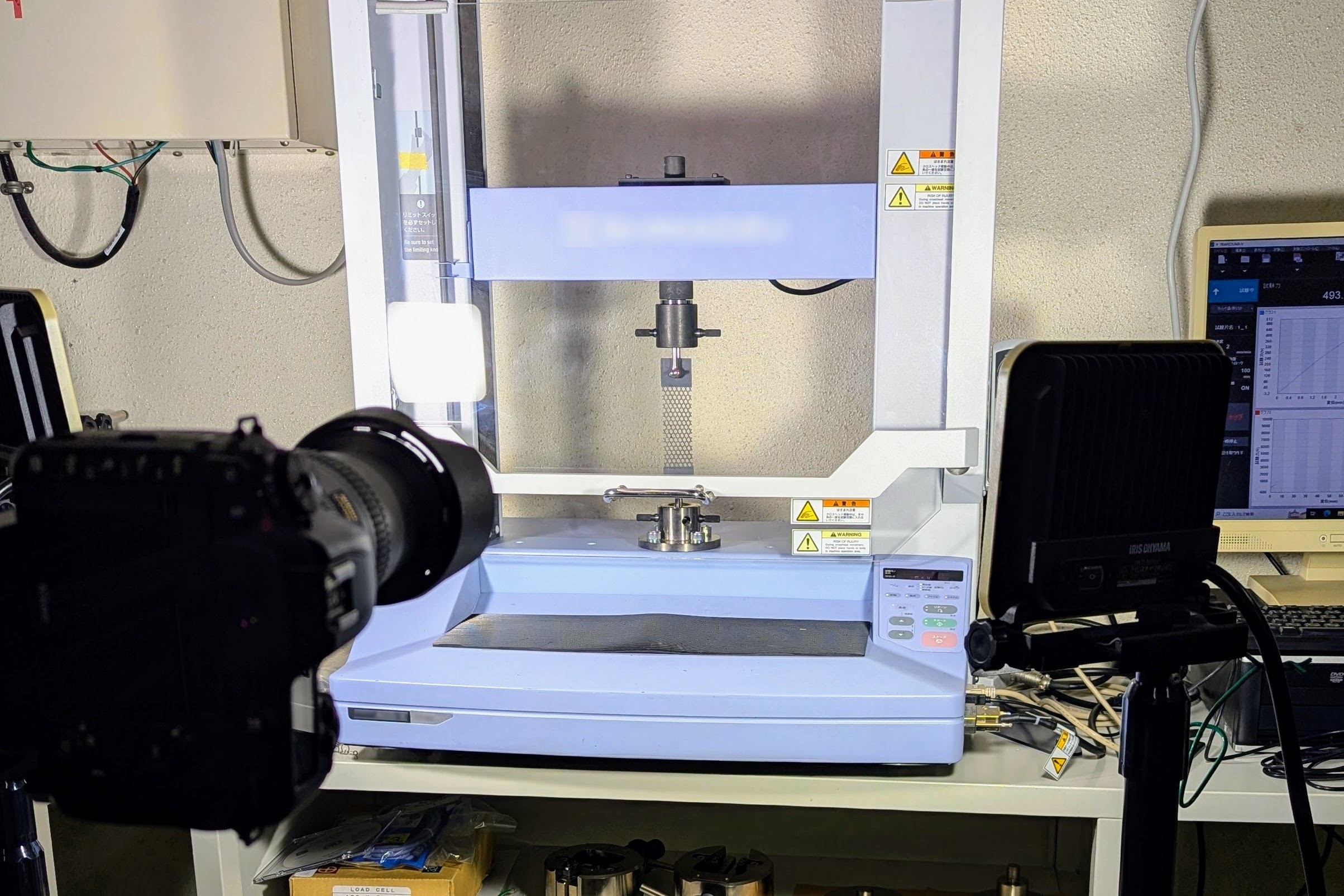 3Dプリンターで造形した材料の特性を試験している様子