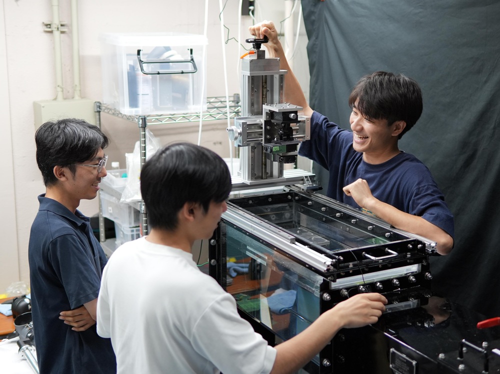 実験室にあるセンサーを校正する回流水槽です。バイオロギング実験を行う前に製作したセンサーの応答を確認します。