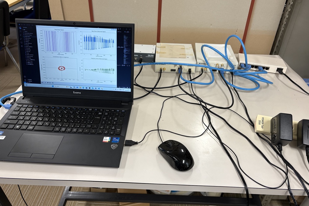 USRPと呼ばれるソフトウェア無線機を用いた伝送実験の様子です。