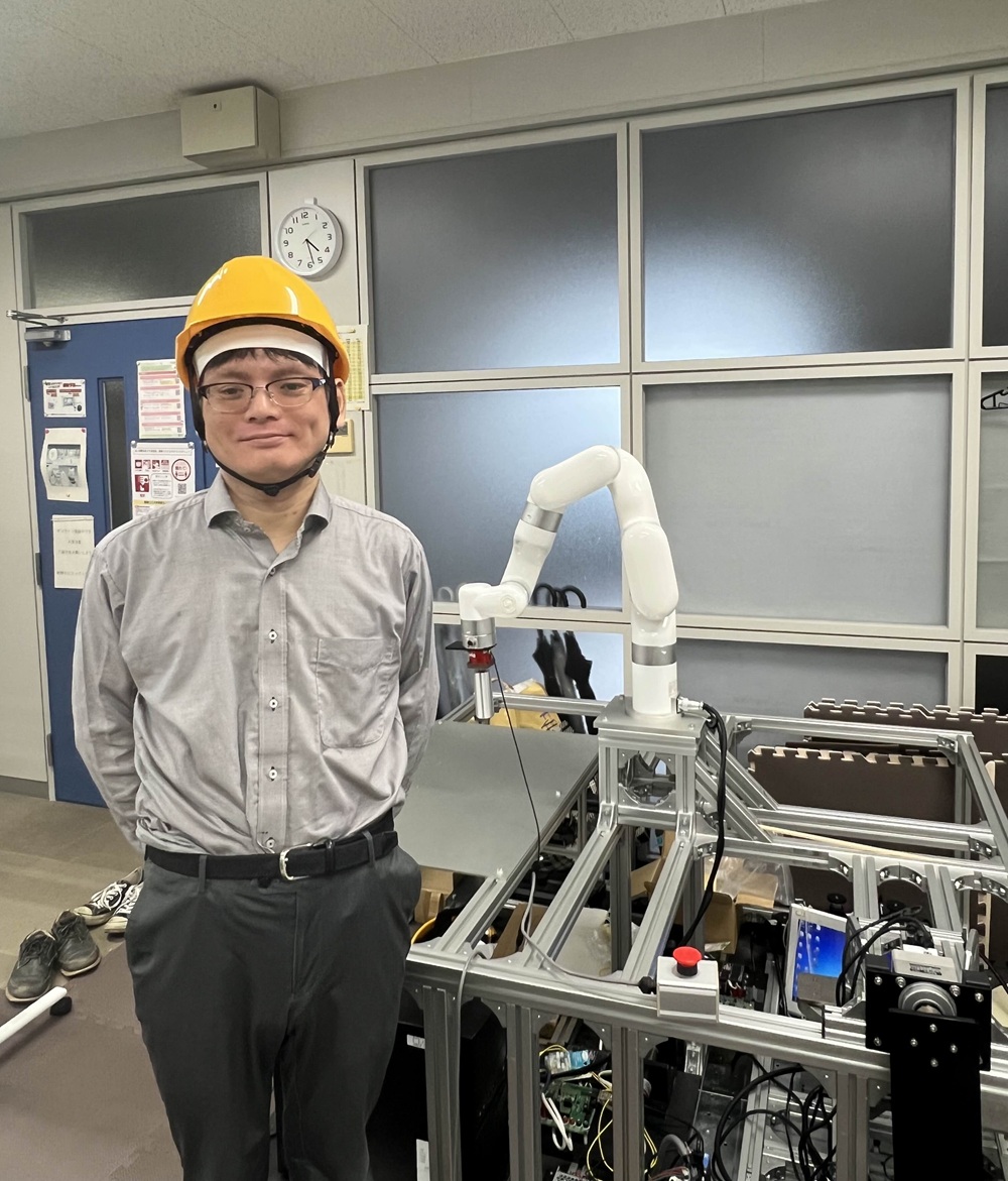 研究室においてあるロボットです。ロボットアームやACサーボモーターの試験機、シリコンウエハ搬送ロボットの実験機などがあります。自分でロボットを作って研究をしている人もいます。
「大学の先生」というと自室にふんぞり返っているイメージを持つ方もいるかもしれませんが、もうそんな先生はこの世の中に存在しません。我々は学生室での実験・議論や学内業務などでいつも走り回っています。