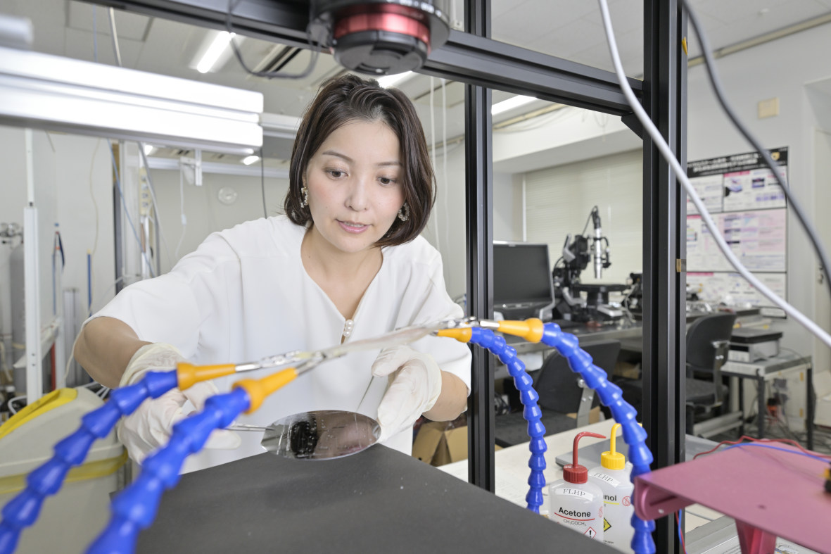 実験風景：研究室で作った“熱を運ぶデバイス”が設計した通りに動くかを調べています。結果が出るたびにドキドキしながら、同時にワクワクできる瞬間です。