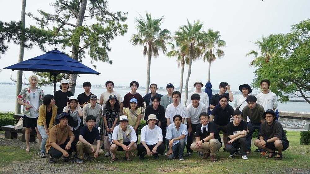 研究室メンバーと研究室の合宿にて：個性あふれる仲間と力を合わせ、毎日「金メダルをとるぞ！」という気持ちで挑戦を続けています。楽しさと真剣さが同じくらいあるチームです。