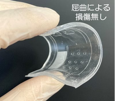 ウェアラブルな熱輸送デバイス：曲げても使える、新しいタイプの“熱を運ぶデバイス”です。身につけられる形で使えるため、将来は服やアクセサリーのように体にフィットして活用できる可能性があります。次世代の科学技術として注目されています。